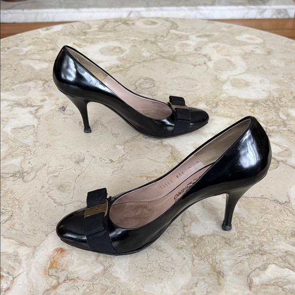 Salvatore Ferragamo Vara Bow Classic Leather Heels Pumps - Picture 5 of 12